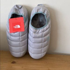 •NWT• women’s thermos ball traction mule, grey